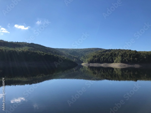 Panoramablick auf den Rursee im Nationalpark Eifel – sonniger Tag mit klarer Spiegelung