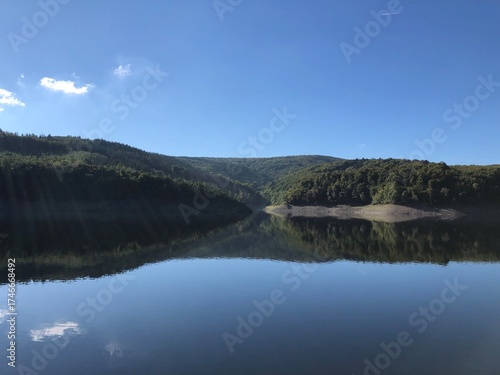 Panoramablick auf den Rursee im Nationalpark Eifel – sonniger Tag mit klarer Spiegelung