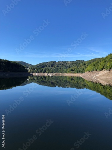 Panoramablick auf den Rursee im Nationalpark Eifel – sonniger Tag mit klarer Spiegelung