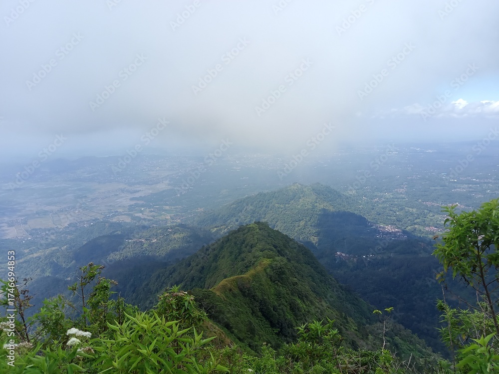 Obraz premium The natural scenery in the mountains is very beautiful with thin mist decorating the mountains, creating a mysterious and attractive atmosphere.