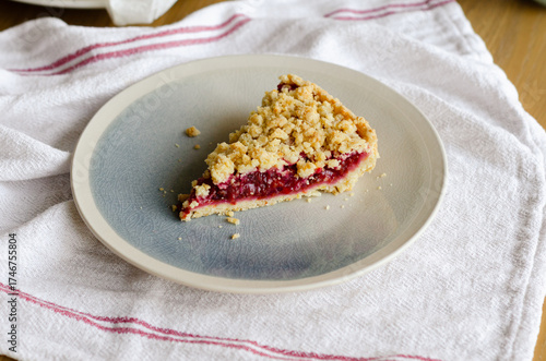 фотографія Close up of Italian sbriciolata crumble pie slice with organic plum jam on plate