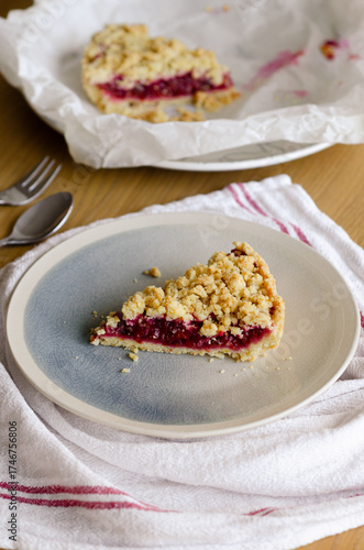 фотографія Close up of Italian sbriciolata crumble pie slice with organic plum jam on plate