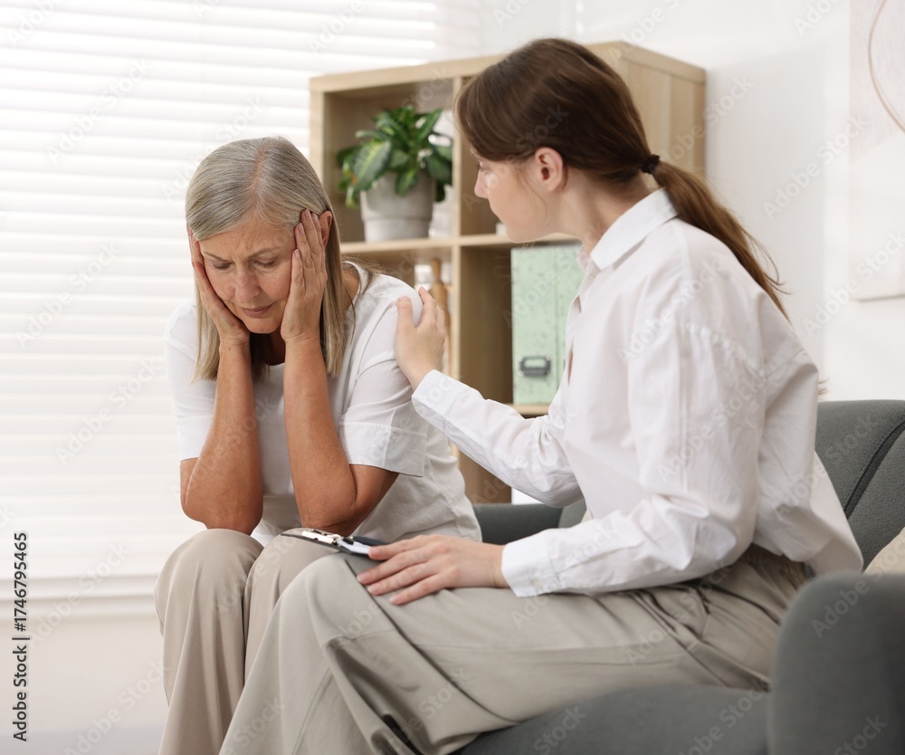 Obraz premium Professional psychotherapist working with patient in office