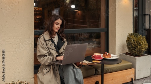 Canvas Print Stylish girl working on laptop at a cafe