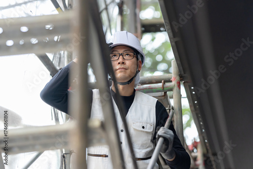 建築現場で働く男性