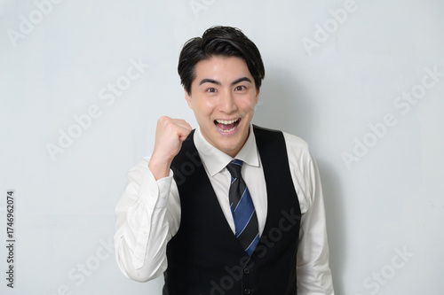 ガッツポーズをする日本人男性