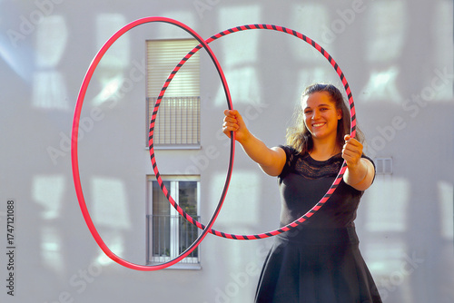 Eine junge Frau mit zwei Hula Hoop Reifen