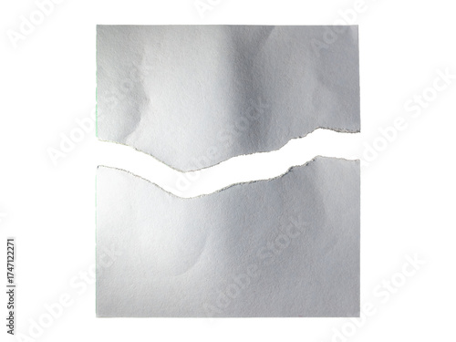 Folha de papel branca rasgada ao meio, com bordas irregulares e textura visível, isolada sobre fundo transparente, ideal para uso em composições criativas, montagens ou conceitos de separação.