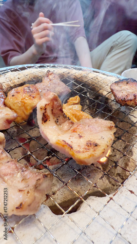 焼肉屋で七輪炭焼き　豚たんと豚バラに炎