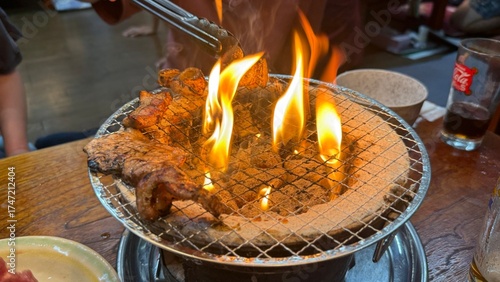 焼肉屋で七輪炭焼き　豚たんと豚バラに炎