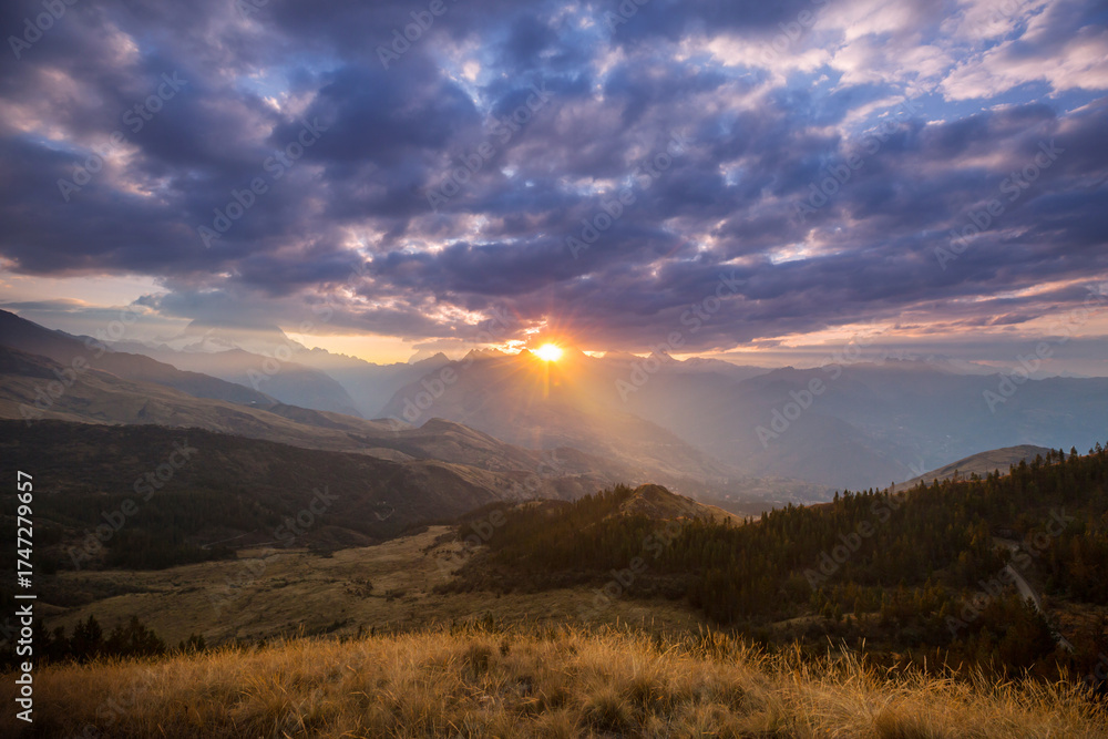 Obraz premium Mountains on sunset