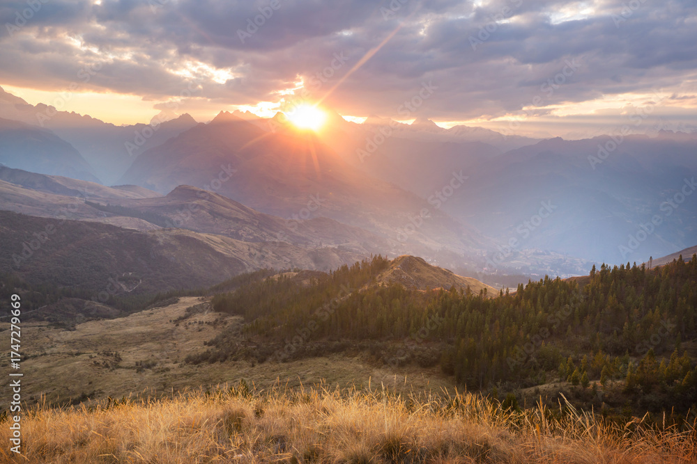 Obraz premium Mountains on sunset