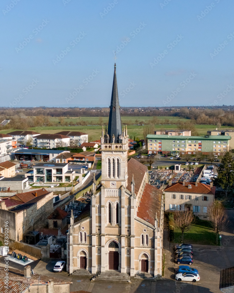 Naklejka premium Beautiful church with high spire surrounded by city buildings in Macon France 