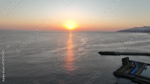 津軽海峡の海の日の出、朝焼け
