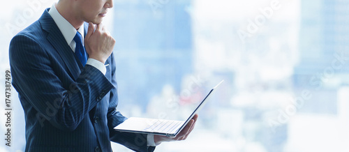 パソコンを使う40代の会社員