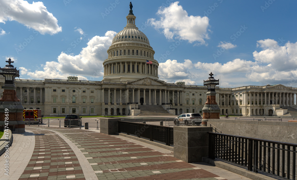 Obraz premium Washington DC federal landmark. United States Capitol architecture. Congress building in the capital. American government house. Flag waving at Capitol Hill. Famous Washington DC monument.