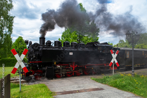 Schwarze Dampflok 99 758 mit Güter- und Personenwagen an Bahnübergang in Sachsen.
Traditionszug der Zittauer Schmalspurbahn – technisches Kulturerbe und Touristenmagnet zugleich