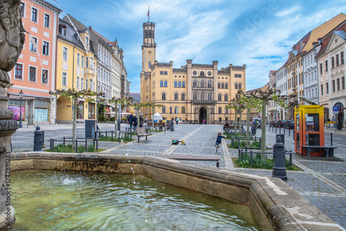 Historisches Stadtzentrum mit klassischer Architektur und lebendiger Atmosphäre in der Oberlausitz.