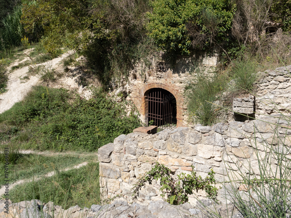 Obraz premium Parco naturale dei Mulini, public park with hot springs and dismantled system of grain mills at Bagno Vignoni, town in the province of Siena, Italy