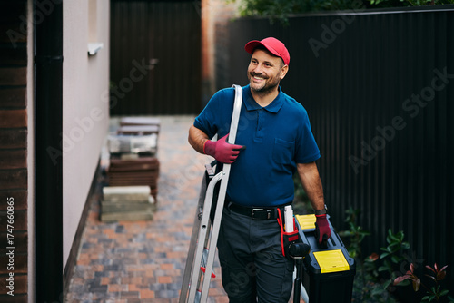 Canvastavla Happy handyman coming to customer's house.