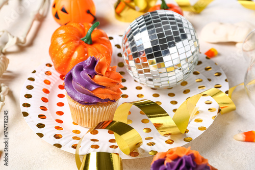 Halloween party cupcake wit...