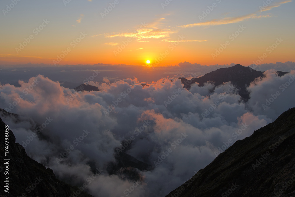 Fototapeta premium 北アルプス、穂高岳山荘から望む夕陽と笠ヶ岳