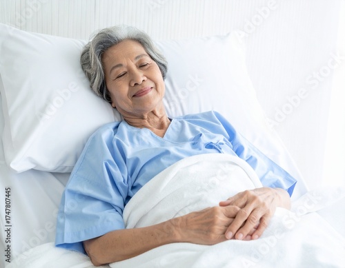 病院のベッドで眠るおばあさん2