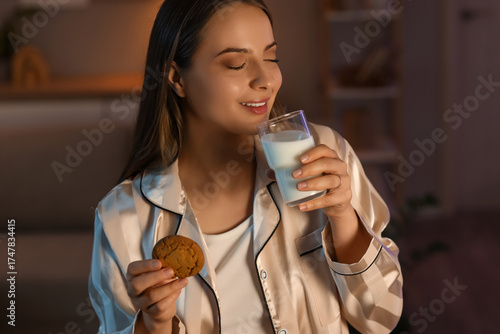Young woman with cookie dri...