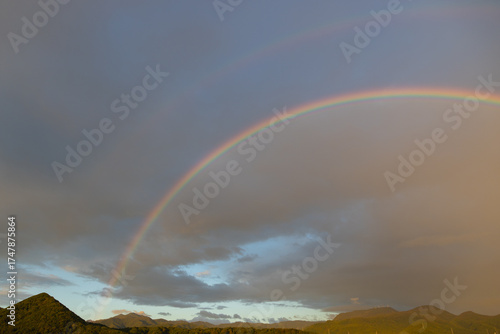三角山と二重の虹