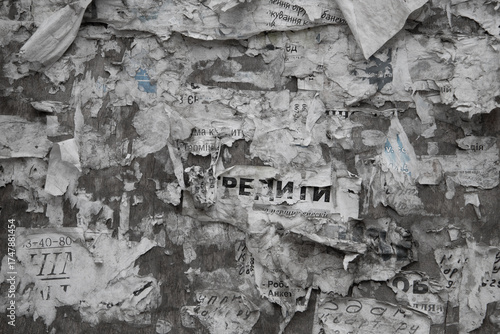 Tableau sur toile A dirty notice board filled with paper notices