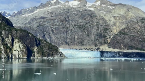 マージェリー氷河、右側に氷河の崩落の跡が残る土の壁、グレイシャーベイ国立公園、2025年8月下旬撮影