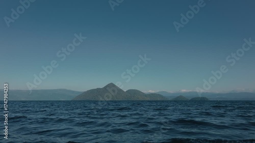 Wallpaper Mural 快晴の空と湖の島ローアングル Torontodigital.ca