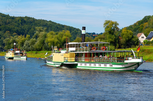 Elbe-Schifffahrt im Elbsandsteingebirge (Sachsen)