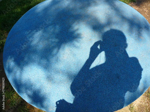 Mein Schatten auf einem großen runden Stein.