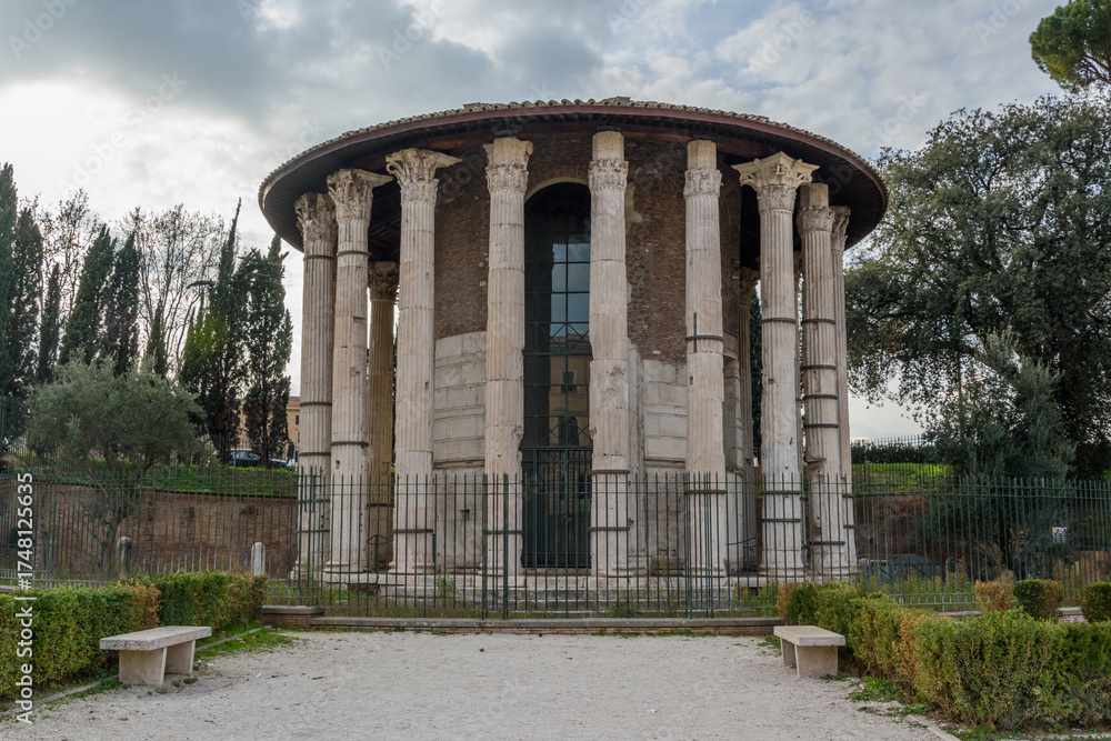 Fototapeta premium Temple of Hercules Victor in Rome, ancient Roman marble architecture with Corinthian columns
