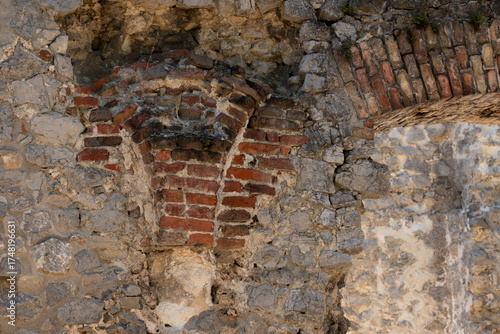 Cuadro en lienzo Weathered brick and stone arch in ancient ruin