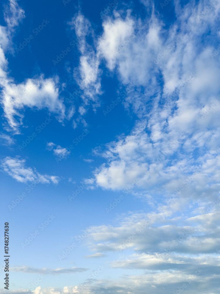 Obraz premium Blue Sky with White Clouds