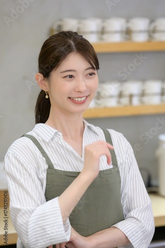 カフェの受付で考える日本人女性店員 Free Download カフェの受付で考える日本人女性店員 - GFXLoad