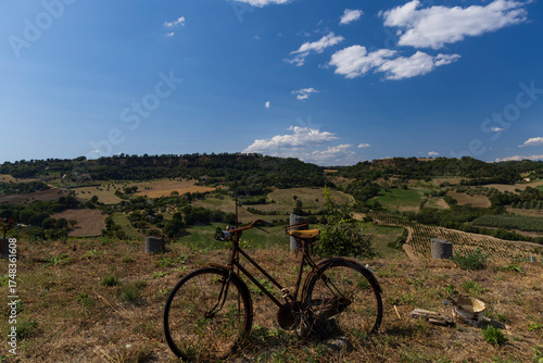 bicicletta antica abbandonata