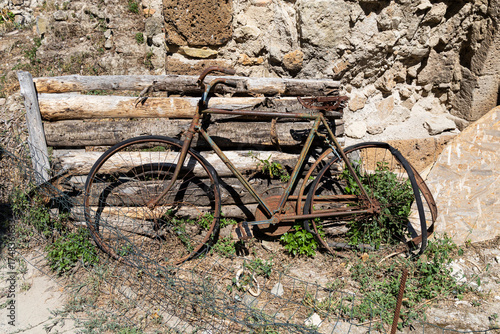 bicicletta antica abbandonata