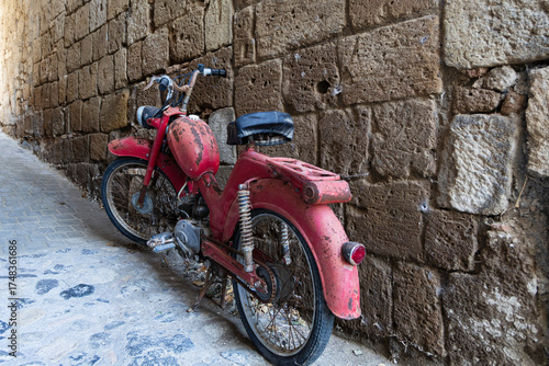 Vecchia motocicletta abbandonata