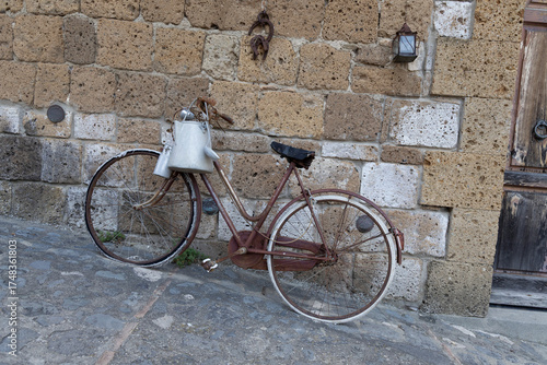 bicicletta antica abbandonata