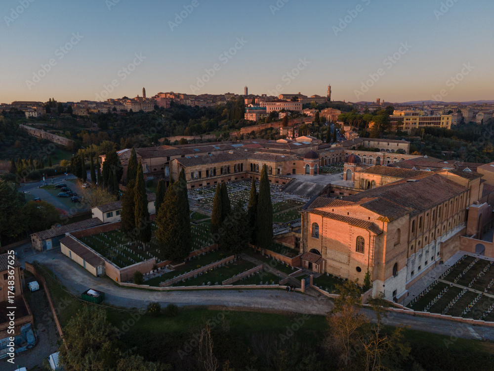 Obraz premium Sienna, Italy during a warm sunset