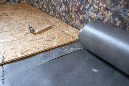 Holzplatten als Fußboden mit Trittschalldämmung verlegen.