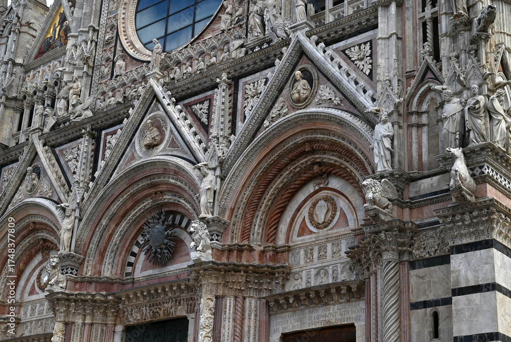 Fototapeta premium Détail architectural de la cathédrale Santa Maria Assunta de Sienne