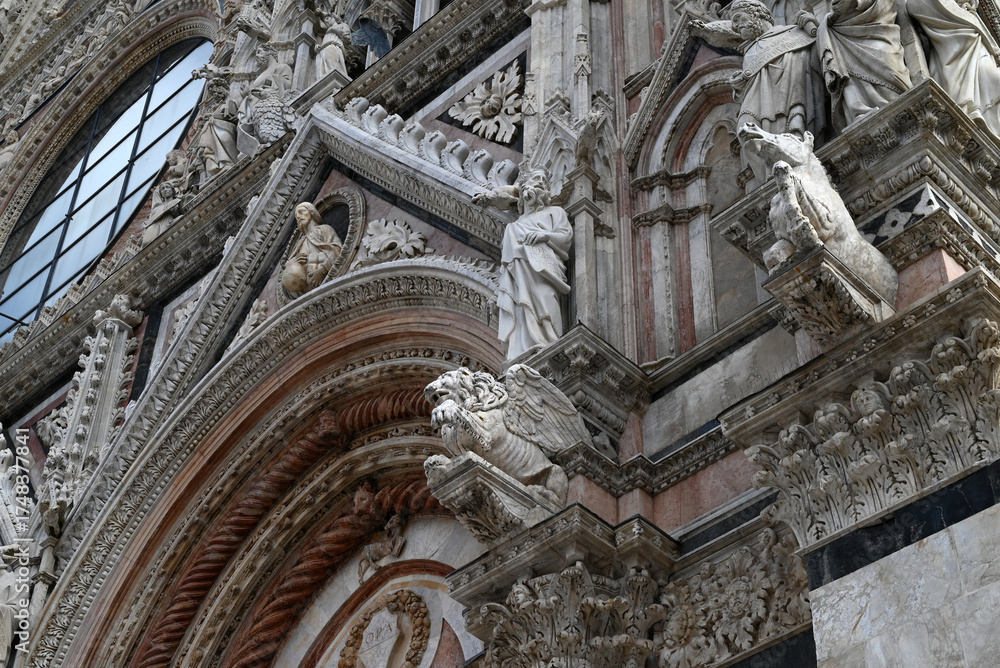 Fototapeta premium Détail architectural de la cathédrale Santa Maria Assunta de Sienne