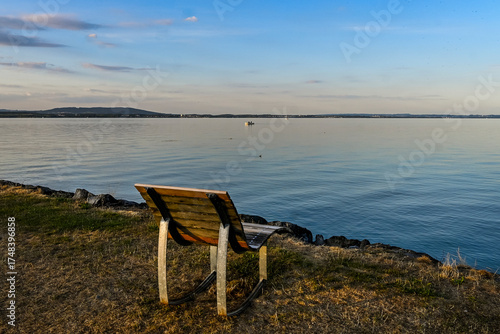 Güttingen, Bodensee, Seeufer, Hafen, Schiffe, Boote, Bootssteg, Schilf, Wasservögel, Naturschutz, Uferweg, Holzbank, Abendstimmung, Wanderweg, Sommer, Ostschweiz, Thurgau, Schweiz