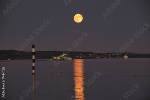 Bodensee, Mondaufgang mit Katamaran