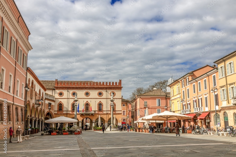 Obraz premium ravenna, italien - piazza del popolo mit palazzo veneziano