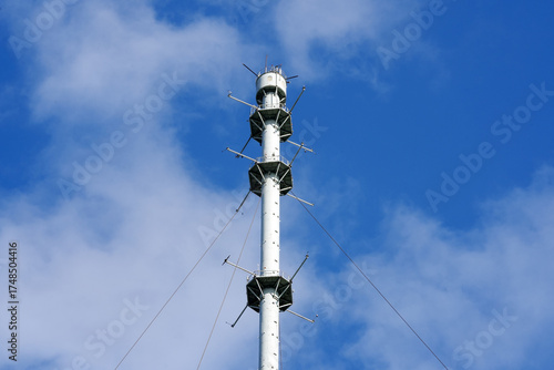 Foto Obninsk meteorological mast against the blue sky. Obninsk, Russia